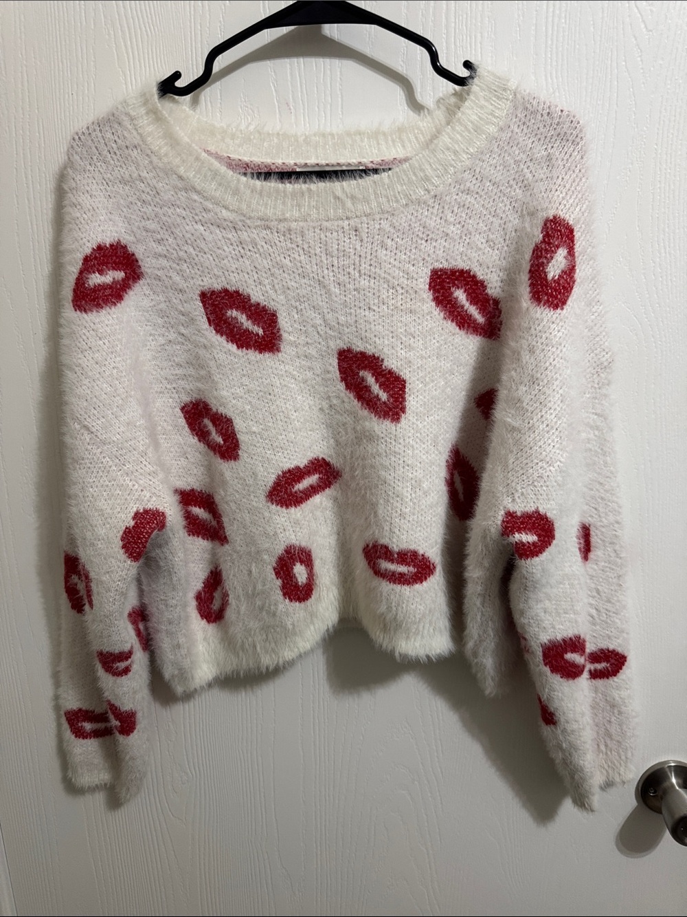 Francesca’s Pauline Fuzzy Lip Pattern Pullover Sweater Women’s Large Soft Cozy